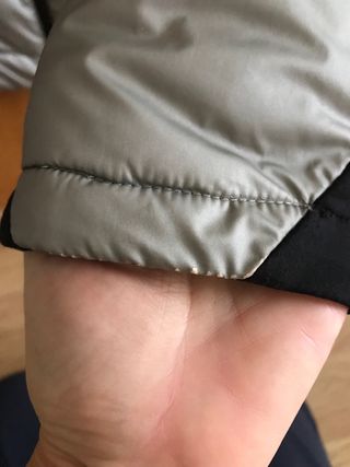 Chaqueta técnica deportiva Oysho plateada y negra