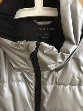 Chaqueta técnica deportiva Oysho plateada y negra