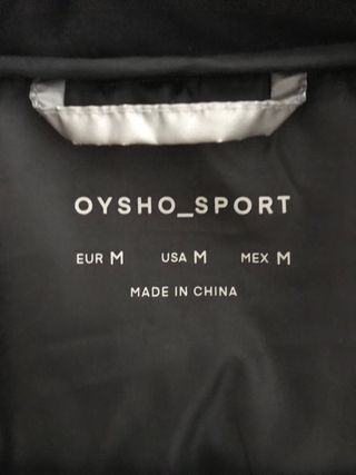 Chaqueta técnica deportiva Oysho plateada y negra