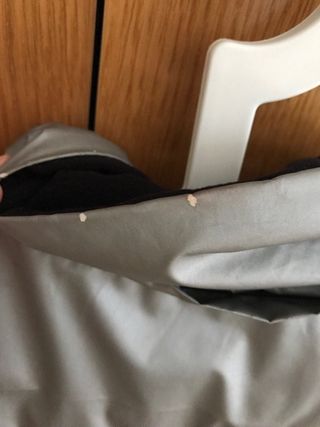 Chaqueta técnica deportiva Oysho plateada y negra