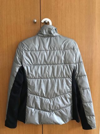 Chaqueta técnica deportiva Oysho plateada y negra