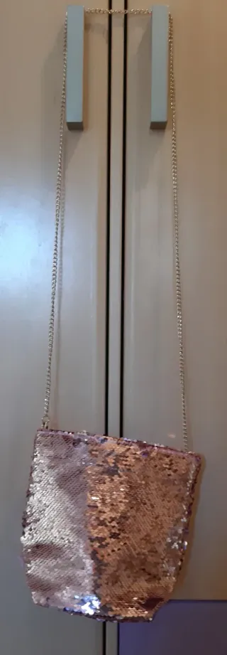 Bolso lentejuelas rosa y cadena dorada