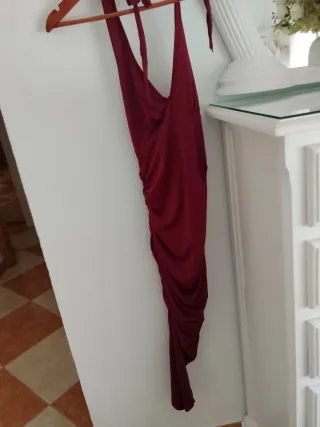 Vestido rojo con raja lateral