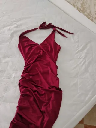 Vestido rojo con raja lateral