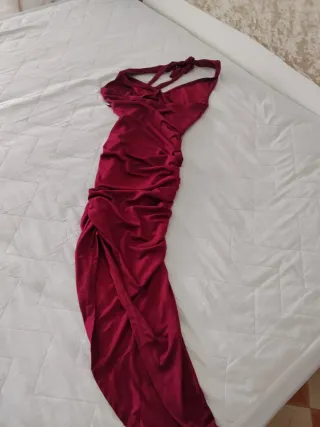 Vestido rojo con raja lateral