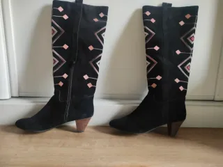 Botas de piel negras y rosas talla 39