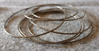 Set di sette braccialetti in argento vintage sottile