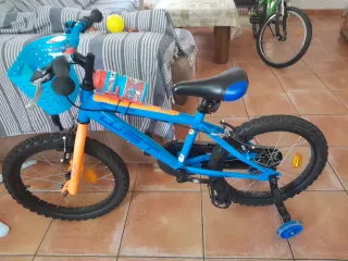 Bicicleta infantil azul y naranja
