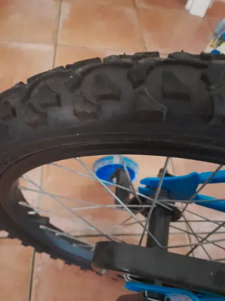 Bicicleta infantil azul y naranja