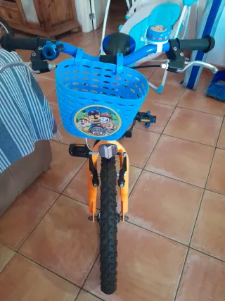 Bicicleta infantil azul y naranja