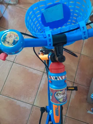 Bicicleta infantil azul y naranja