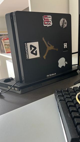 PS4 Slim Sony Negra - Mando Nuevo- base de la play