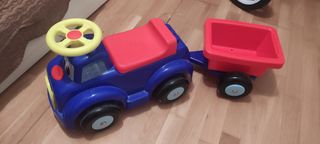 Correpasillos azul y rojo con remolque