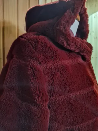 Abrigo pelo sintético burdeos talla L