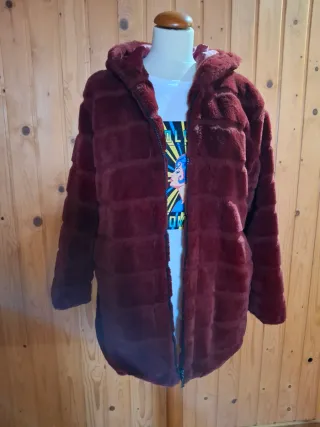 Abrigo pelo sintético burdeos talla L