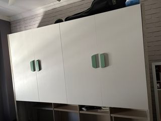 Cama-armario modular gris y blanco