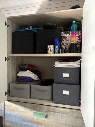 Cama-armario modular gris y blanco