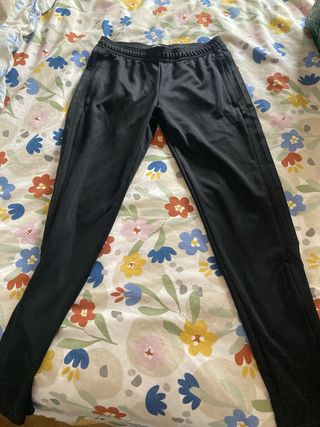Pantaloni sportivi Nike e Adidas per bambini. Due paia