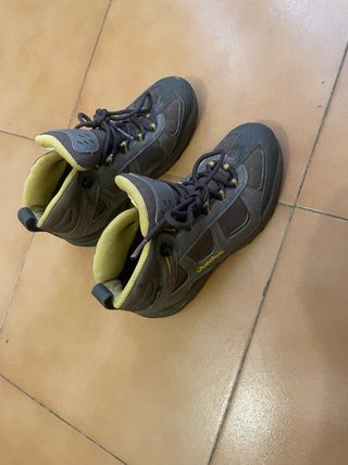 Botas de montaña infantiles