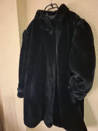 Abrigo negro de pelo sintético