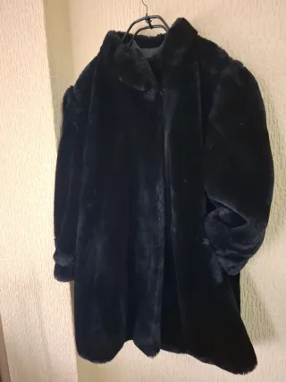 Abrigo negro de pelo sintético