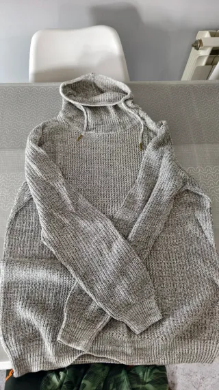 Jersey Pull&Bear gris tejido con cuello