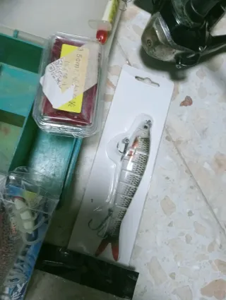 Equipo de Pesca: Carretes y Señuelos