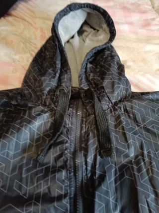 Chaqueta impermeable con capucha