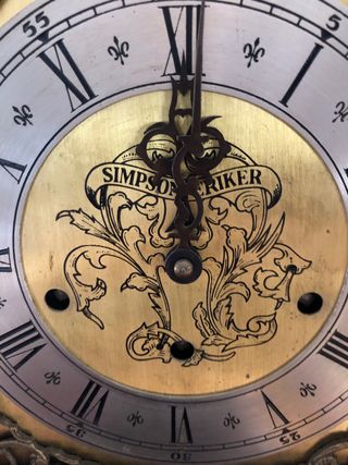 Reloj de pie antiguo de madera