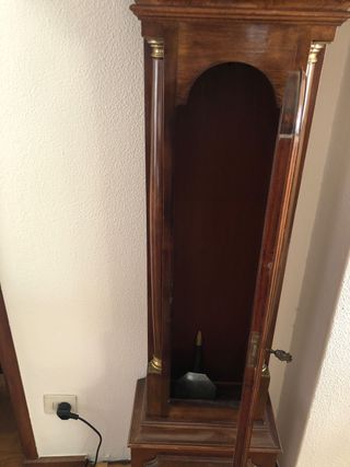 Reloj de pie antiguo de madera