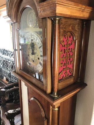 Reloj de pie antiguo de madera