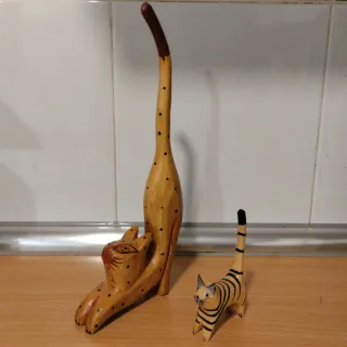 Figuras de gatos de madera decorativas
