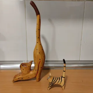 Figuras de gatos de madera decorativas