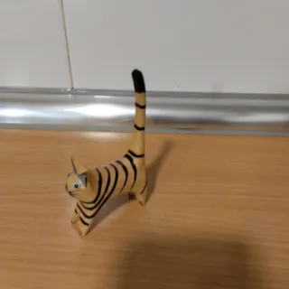 Figuras de gatos de madera decorativas