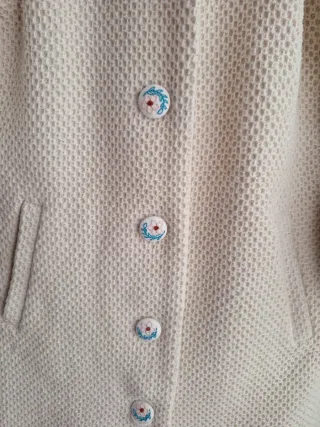 Abrigo blanco con detalles de pelo