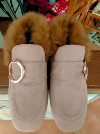 Mocassini donna beige con fibbia oro