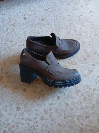 Zapatos de tacón marrones