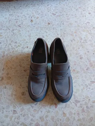 Zapatos de tacón marrones