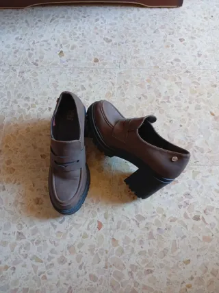 Zapatos de tacón marrones