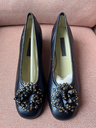 Zapatos Hispanitas Negros con Detalle Dorado