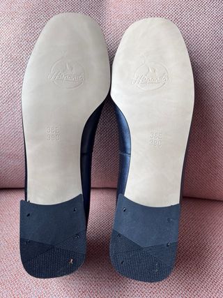 Zapatos Hispanitas Negros con Detalle Dorado