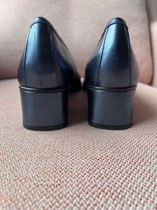 Zapatos Hispanitas Negros con Detalle Dorado