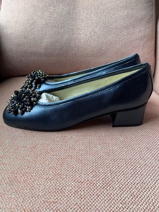 Zapatos Hispanitas Negros con Detalle Dorado