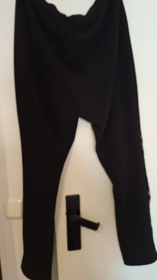 Pantalón negro con bordado