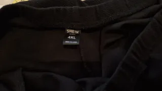 Pantalón negro con bordado