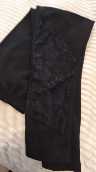 Pantalón negro con bordado