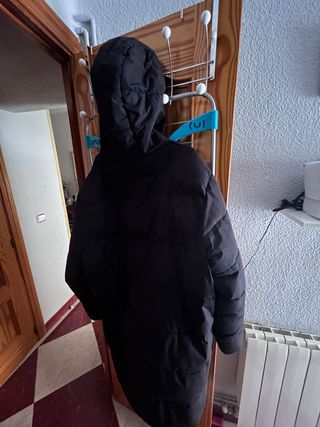 Plumífero negro con capucha