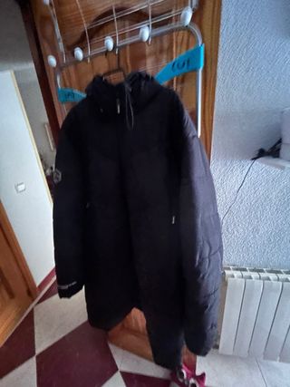 Plumífero negro con capucha