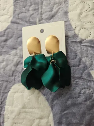 Pendientes dorados con pétalos verdes