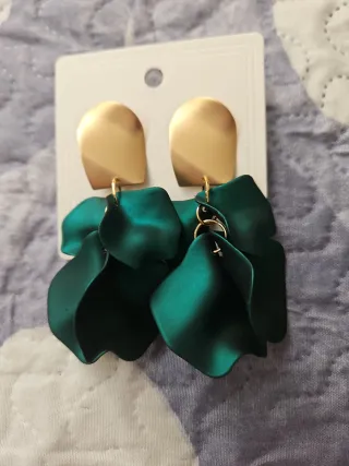 Pendientes dorados con pétalos verdes